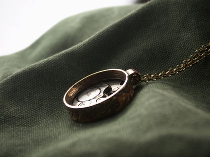 Collana Glimoire con pendente in bronzo, meccanismo di orologio visibile, finitura grezza e brunita, carattere deciso