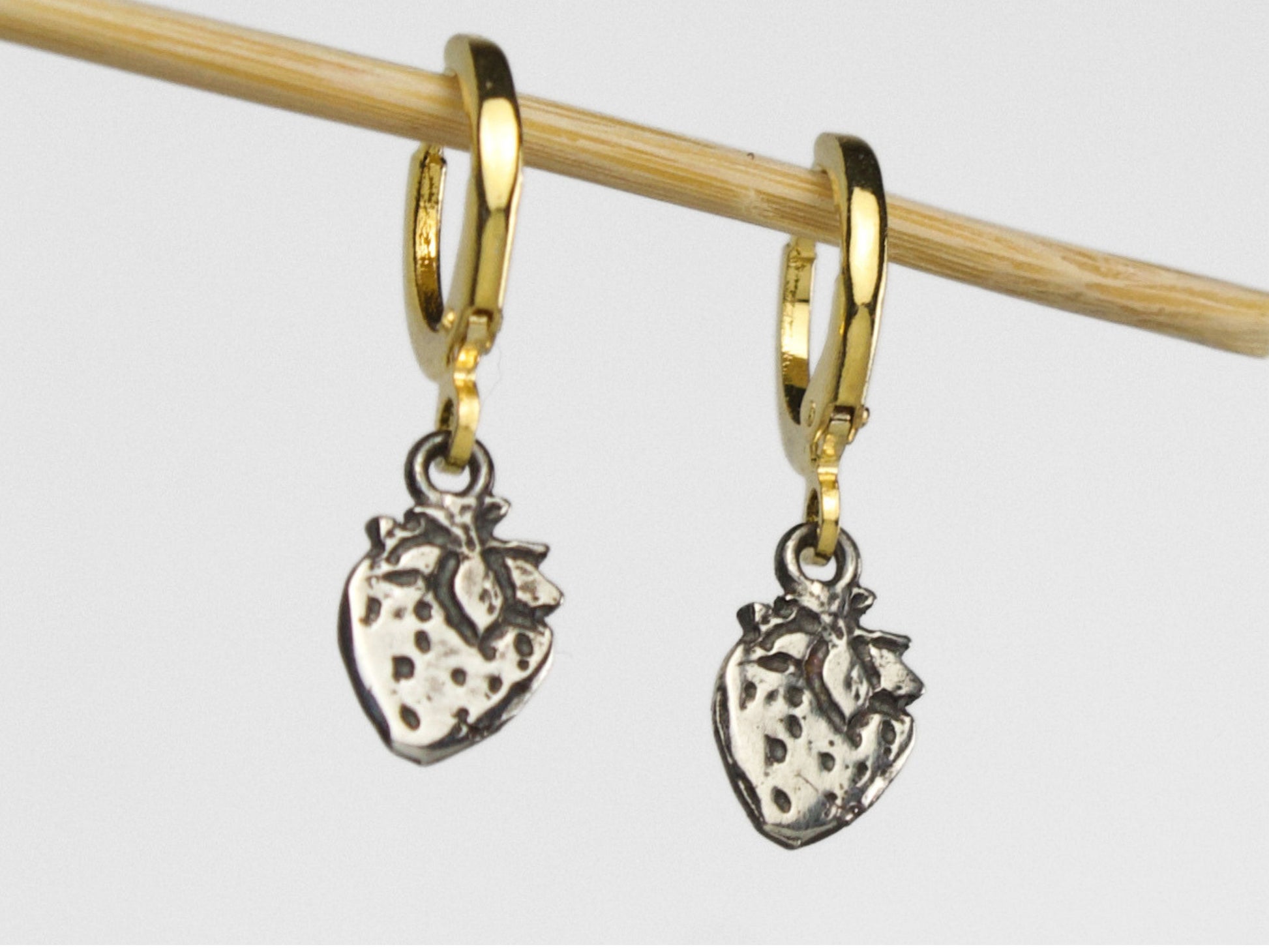 Piccoli orecchini a lobo a forma di Fragola in argento con cerchietti in ottone dorato, gioiello artigianale delicato.