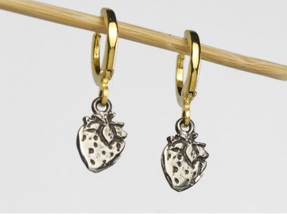 Piccoli orecchini a lobo a forma di Fragola in argento con cerchietti in ottone dorato, gioiello artigianale delicato.