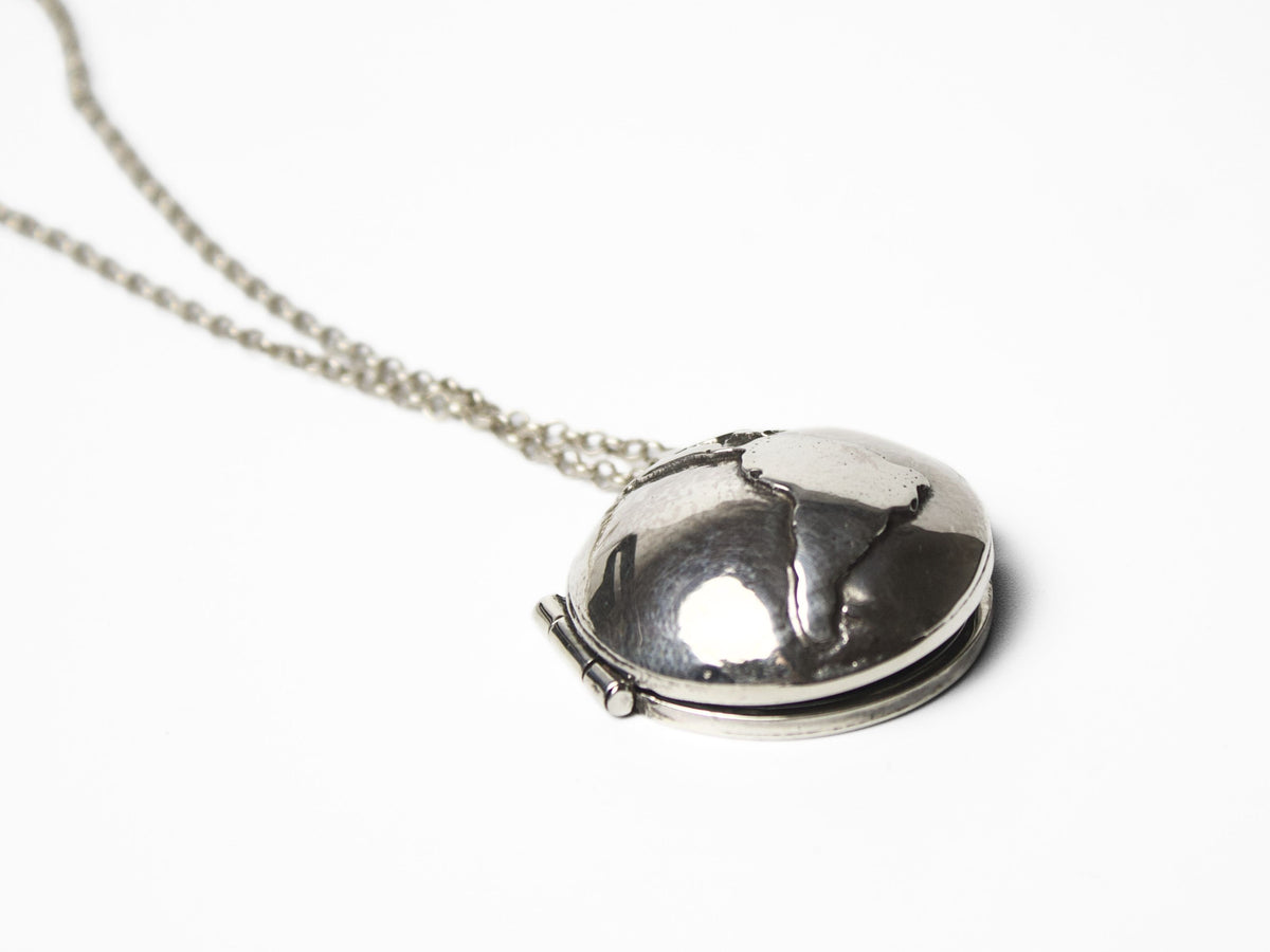 Collana con portafoto mondo in argento con chiusura a clip e catena sottile