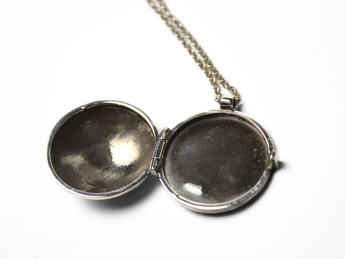 Collana Glimoire con portafoto mondo in argento, vuota, con coperchio aperto e catena sottile