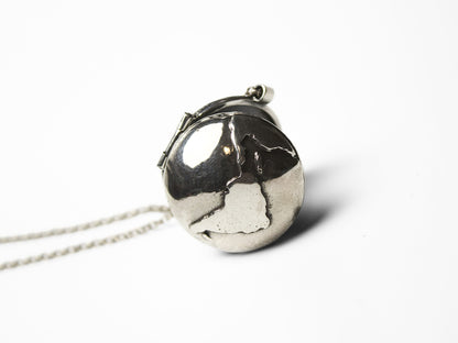 Collana Glimoire con pendente portafoto mondo in argento , vista laterale