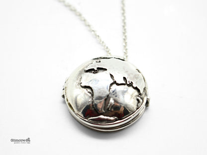 Collana Glimoire con pendente rotondo in argento a forma di portafoto mondo