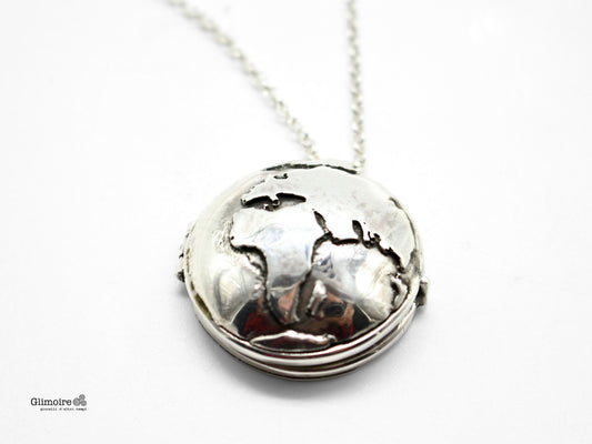 Collana Glimoire con pendente rotondo in argento a forma di portafoto mondo