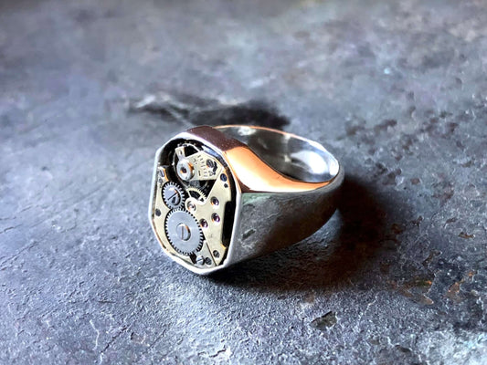 Anello Glimoire con design ingranaggi orologio in argento lucido artigianale