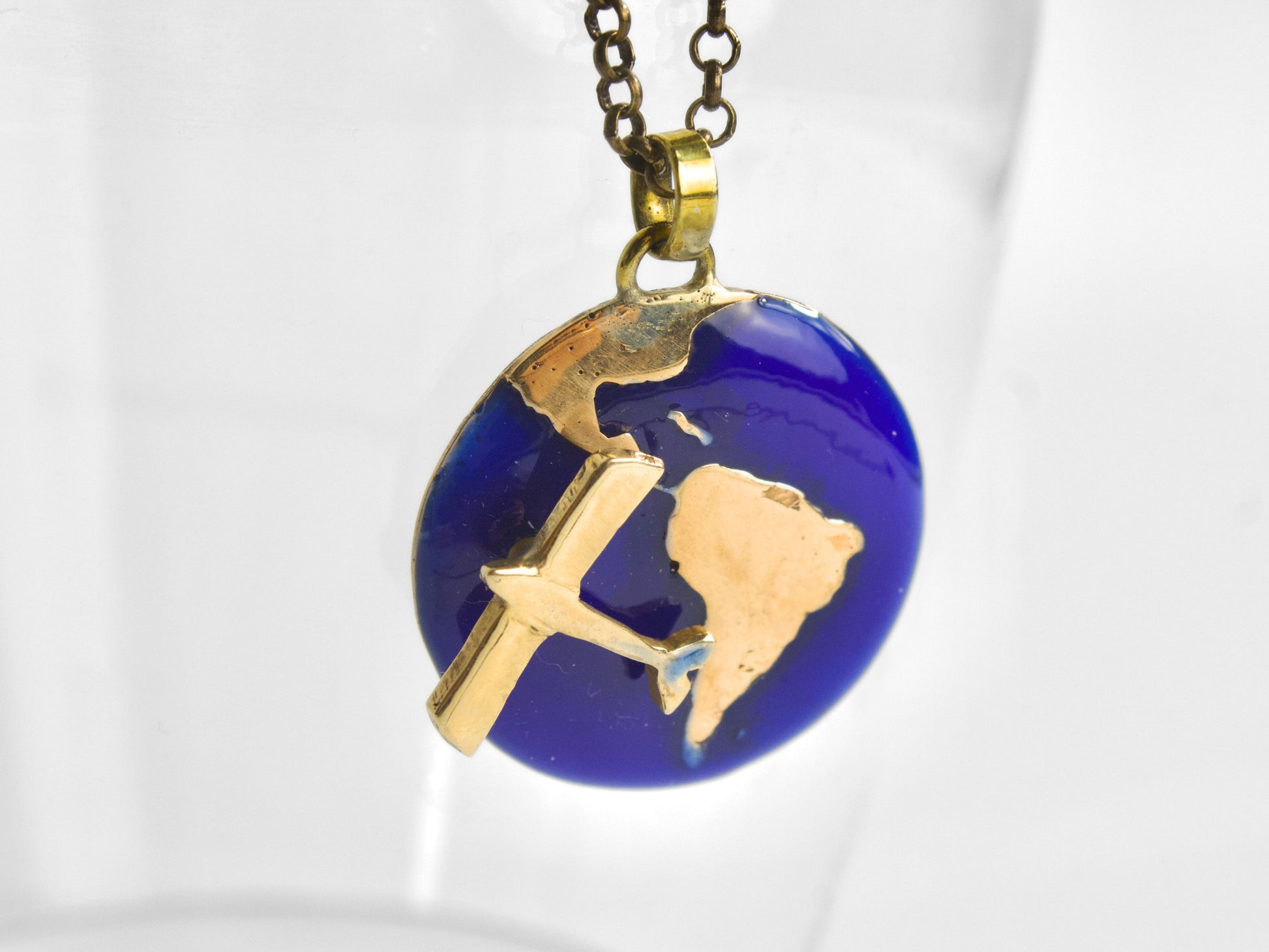Collana Glimoire con pendente Sorvolio - Americhe in smalto blu e dettaglio mappa in oro