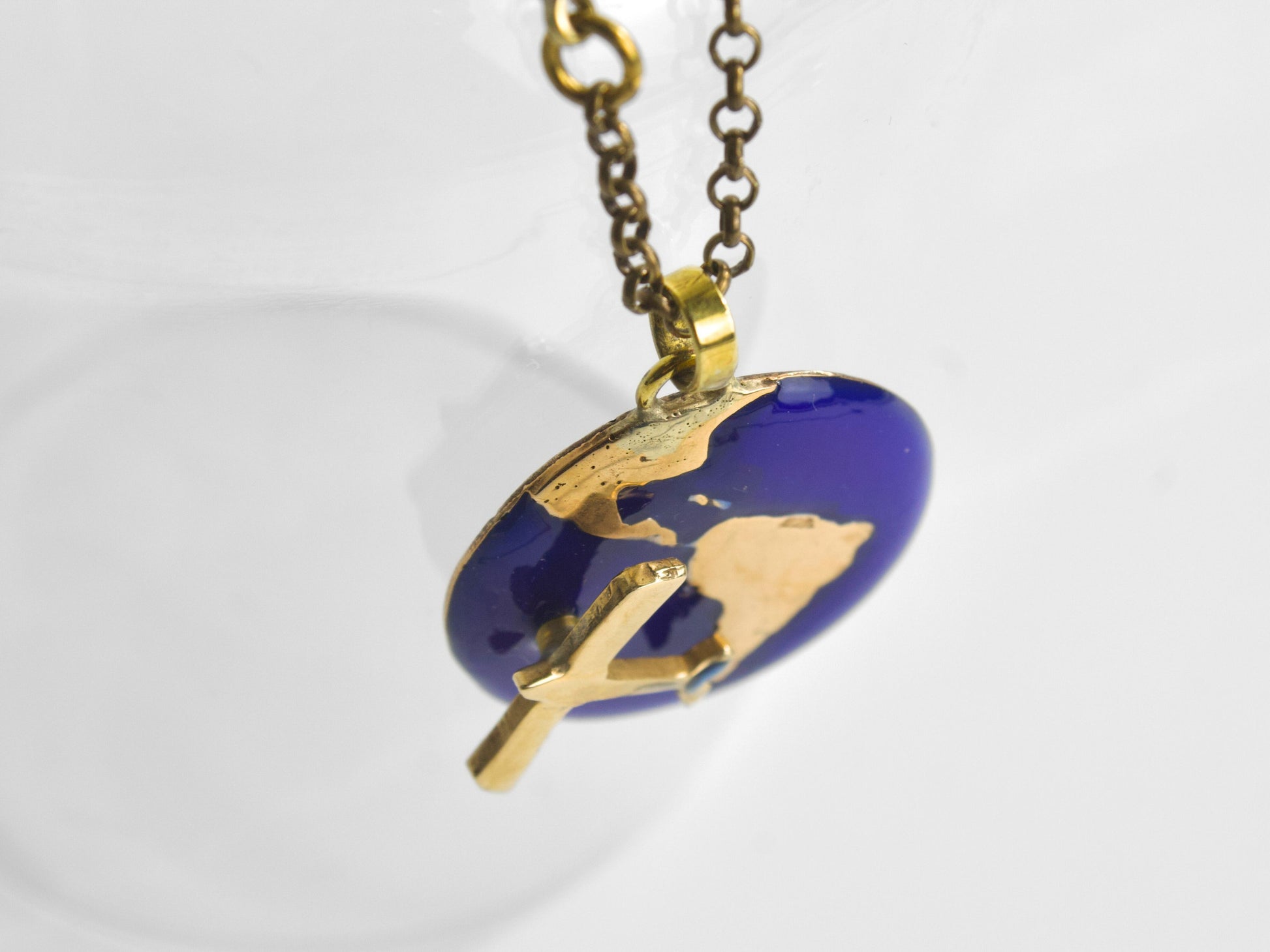 Collana Glimoire con ciondolo blu a forma di mappa Sorvolio - Americhe in ottone dorato
