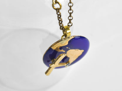 Collana Glimoire con ciondolo blu a forma di mappa Sorvolio - Americhe in ottone dorato