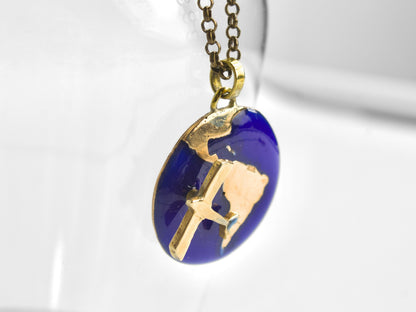 Collana Glimoire con ciondolo Sorvolio - Americhe in oro e smalto blu, design elegante e unico