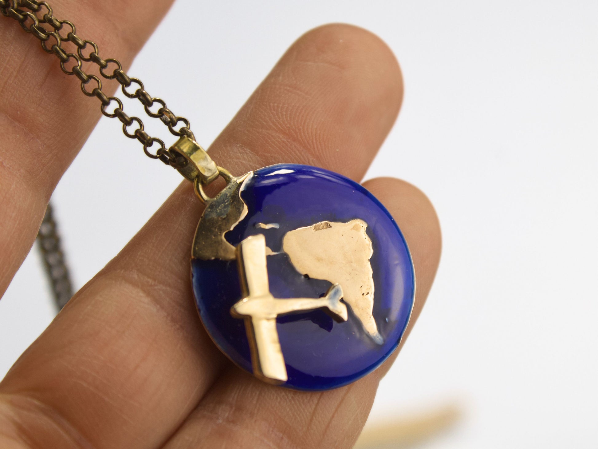 Collana Glimoire con pendente Sorvolio - Americhe in ceramica blu e oro, ispirata al volo