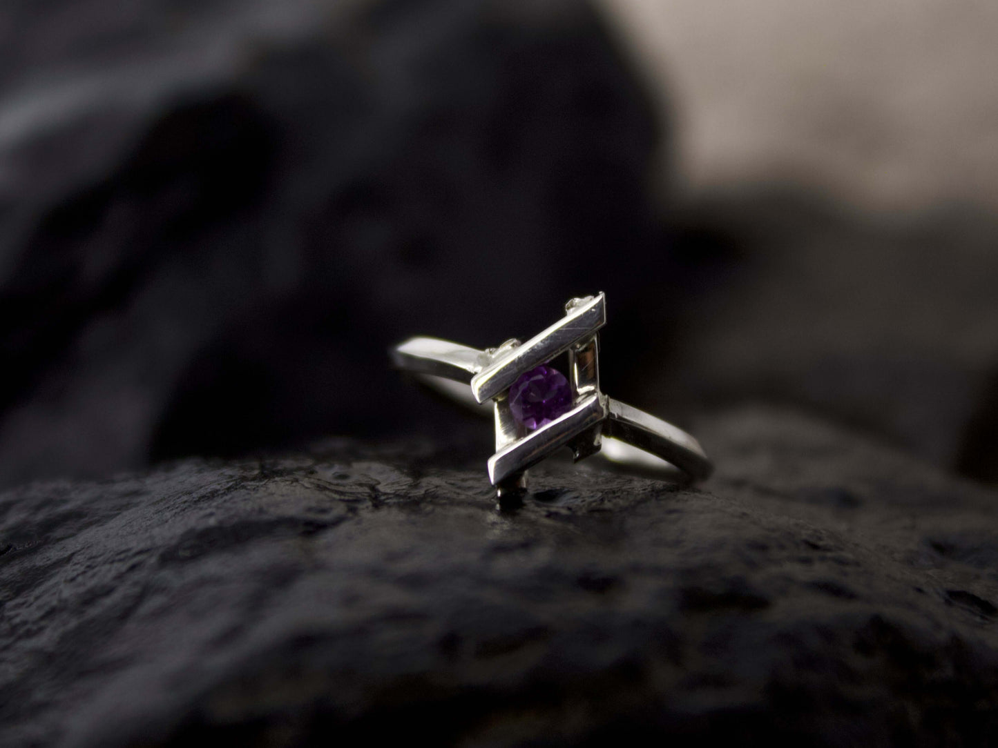 Anello Glimoire in argento con pietra viola centrale e design moderno elegante