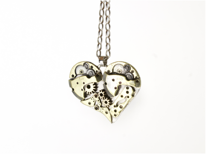 Collana cuore meccanico argento Glimoire con ciondolo a forma di cuore e ingranaggi visibili