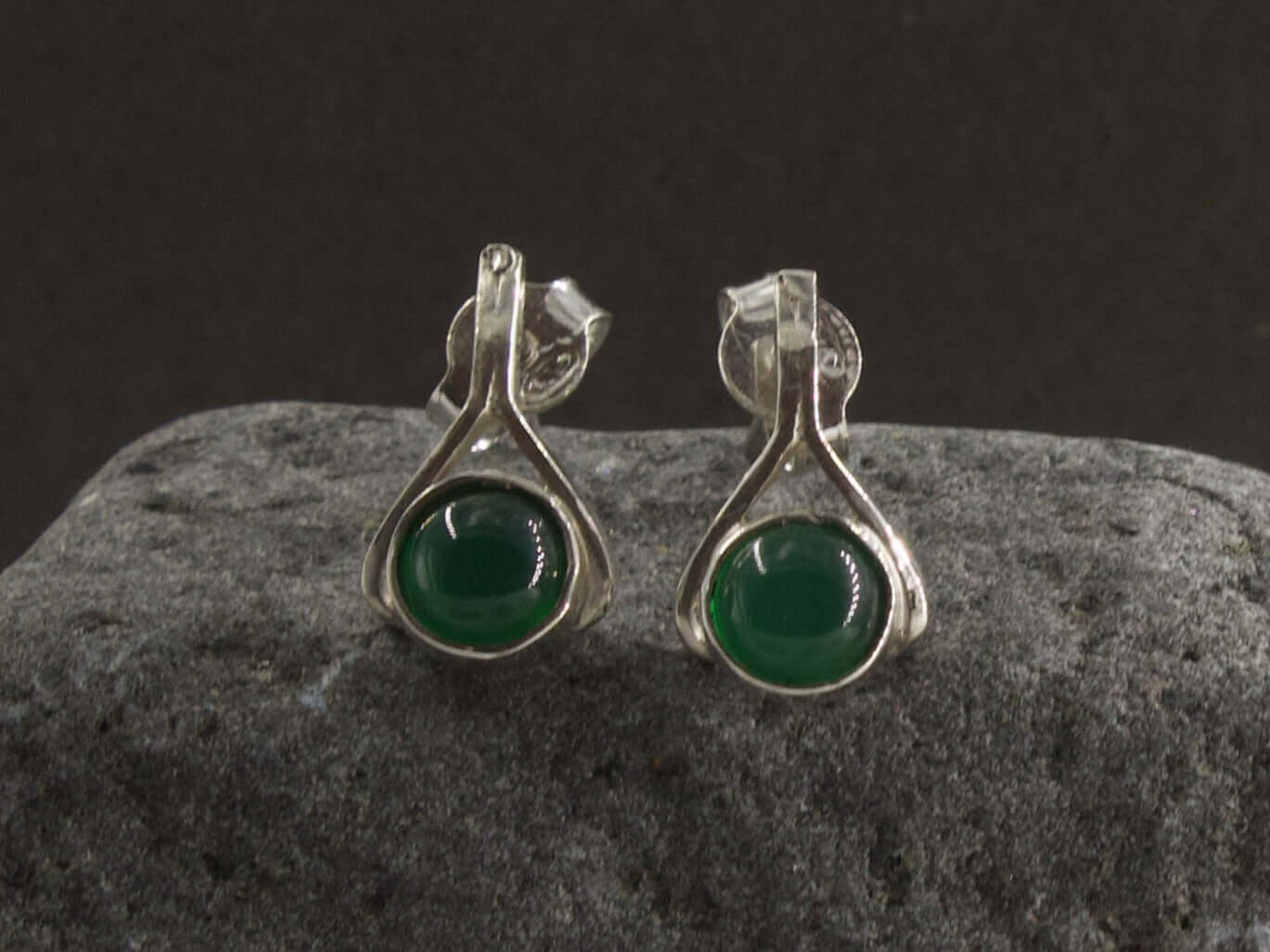 Orecchini a goccia con pietre colorate in argento con pietra verde scuro di Glimoire