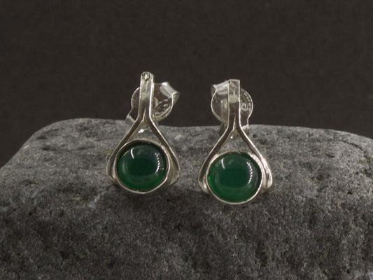 Orecchini a goccia con pietre colorate in argento con pietra verde scuro di Glimoire