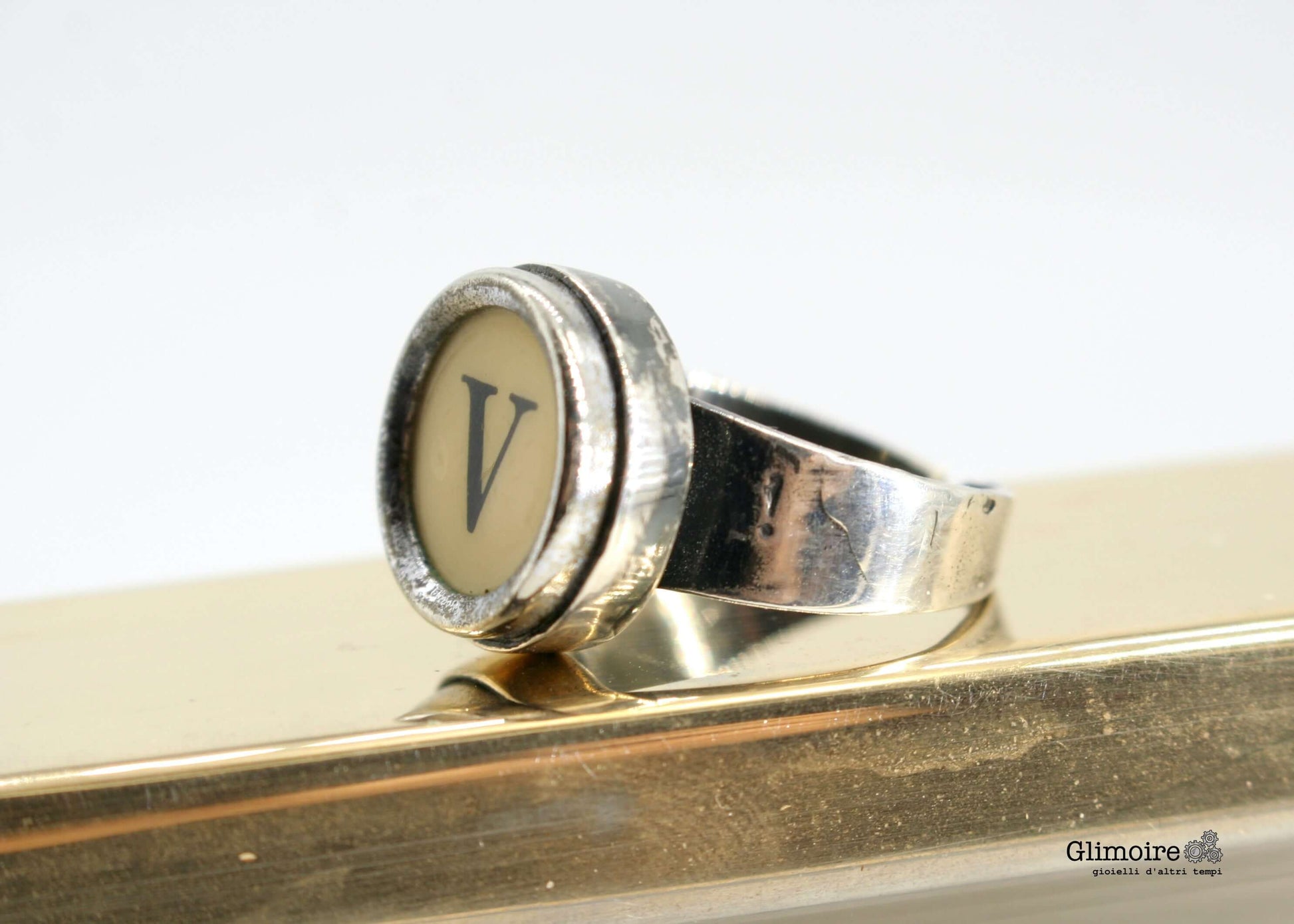 Anello stile vintage con lettera di macchina da scrivere