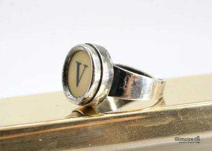Anello stile vintage con lettera di macchina da scrivere