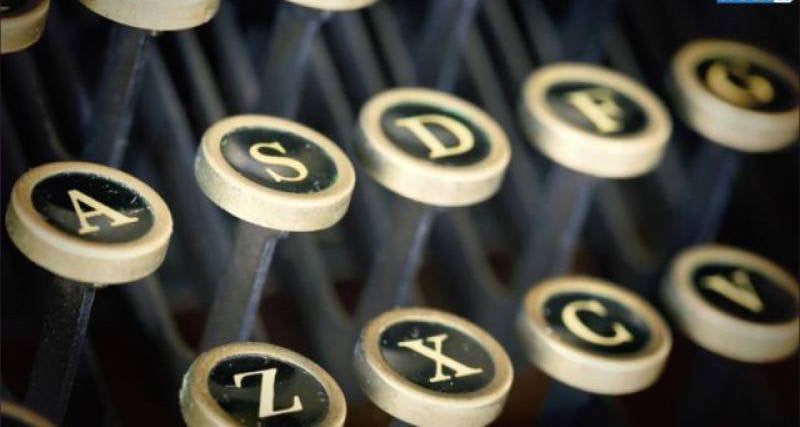 Anello a sigillo personalizzato Glimoire su macchina da scrivere vintage con lettere in rilievo