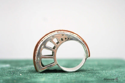 Anello metafisico moderno di Glimoire con design geometrico in vista laterale