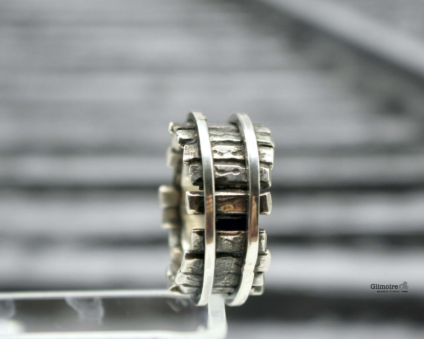 Dettaglio scanalature e texture dell'anello fascia in argento Rotaie