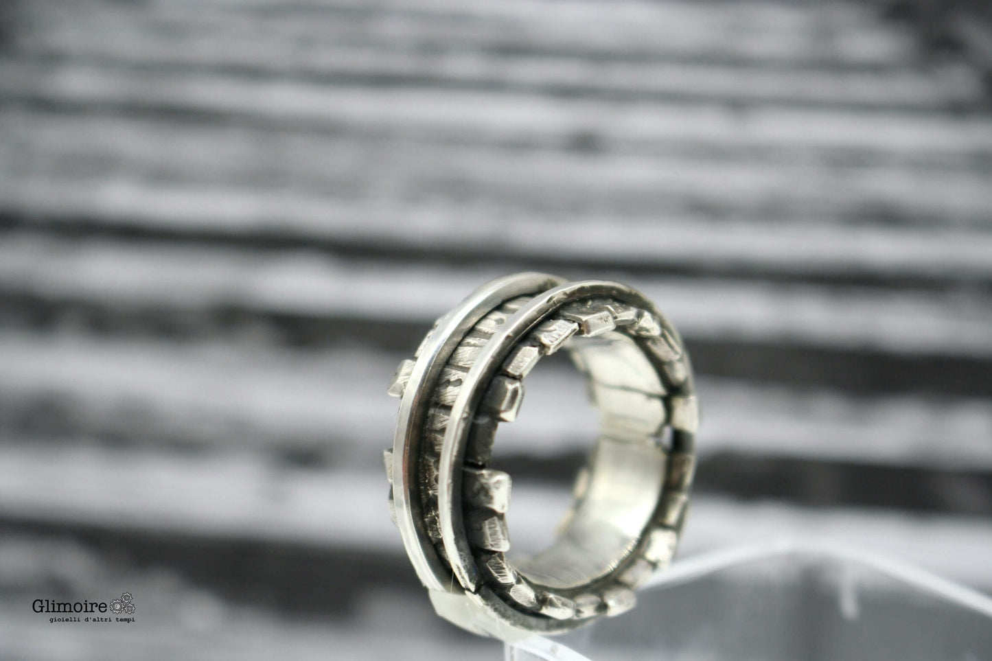 Anello artigianale in argento fascia larga con motivo a binario