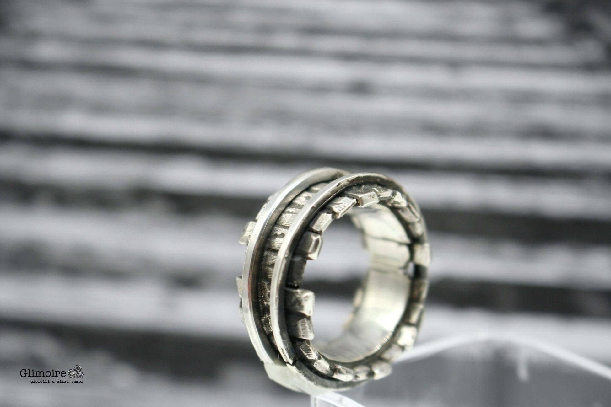 Anello artigianale in argento fascia larga con motivo a binario