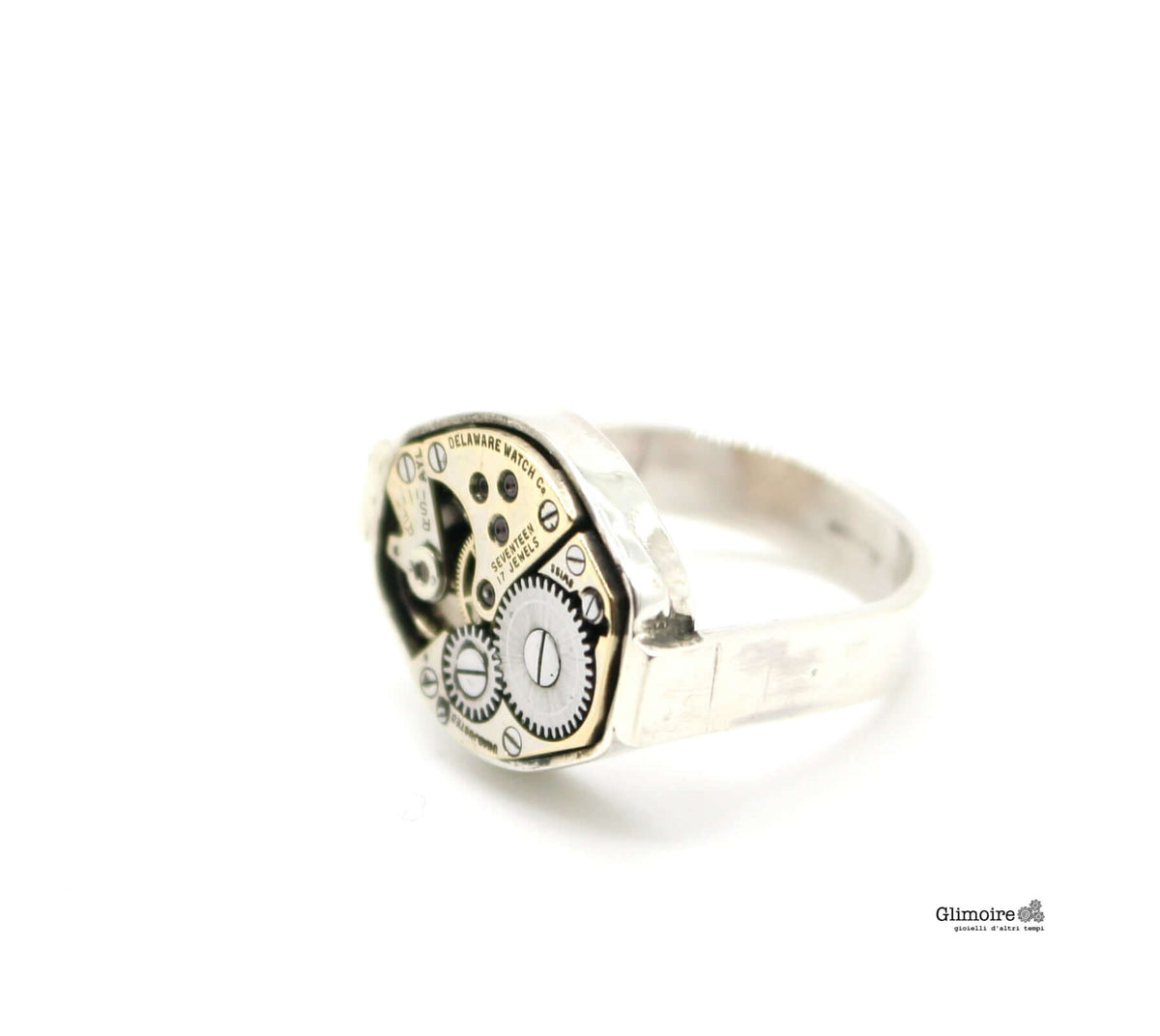 Anello  a rombo con ingranaggicon dettagli orologieria e meccanismi visibili