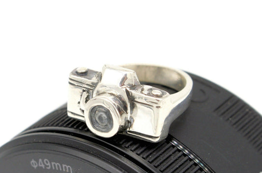 Anello fotocamera in argento Glimoire con design dettagliato a forma di macchina fotografica