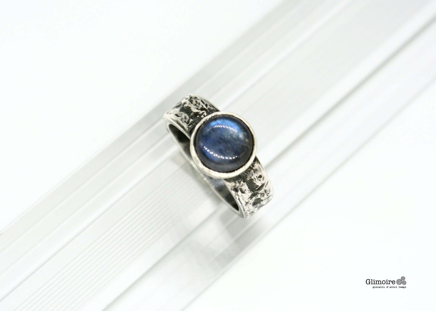 Anello in argento con labradorite di Glimoire, con finiture dettagliate e design elegante.