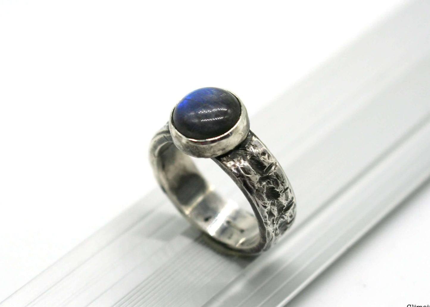 Anello in argento con labradorite, con finitura martellata e design elegante per un look distintivo