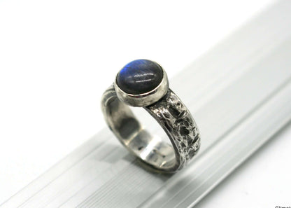 Anello in argento con labradorite, con finitura martellata e design elegante per un look distintivo