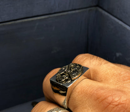 Anello in argento con meccanismo con design geometrico indossato su una mano