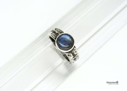 Anello in argento con pietra blu di Glimoire dal design elegante con finitura martellata