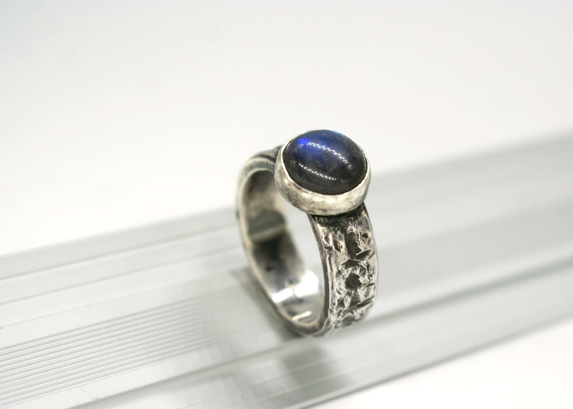 Anello in argento con pietra blu a fascia larga e design inciso artigianale firmato Glimoire