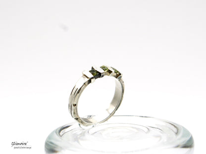 Anello in argento con pietre verdi su base di vetro con design moderno elegante