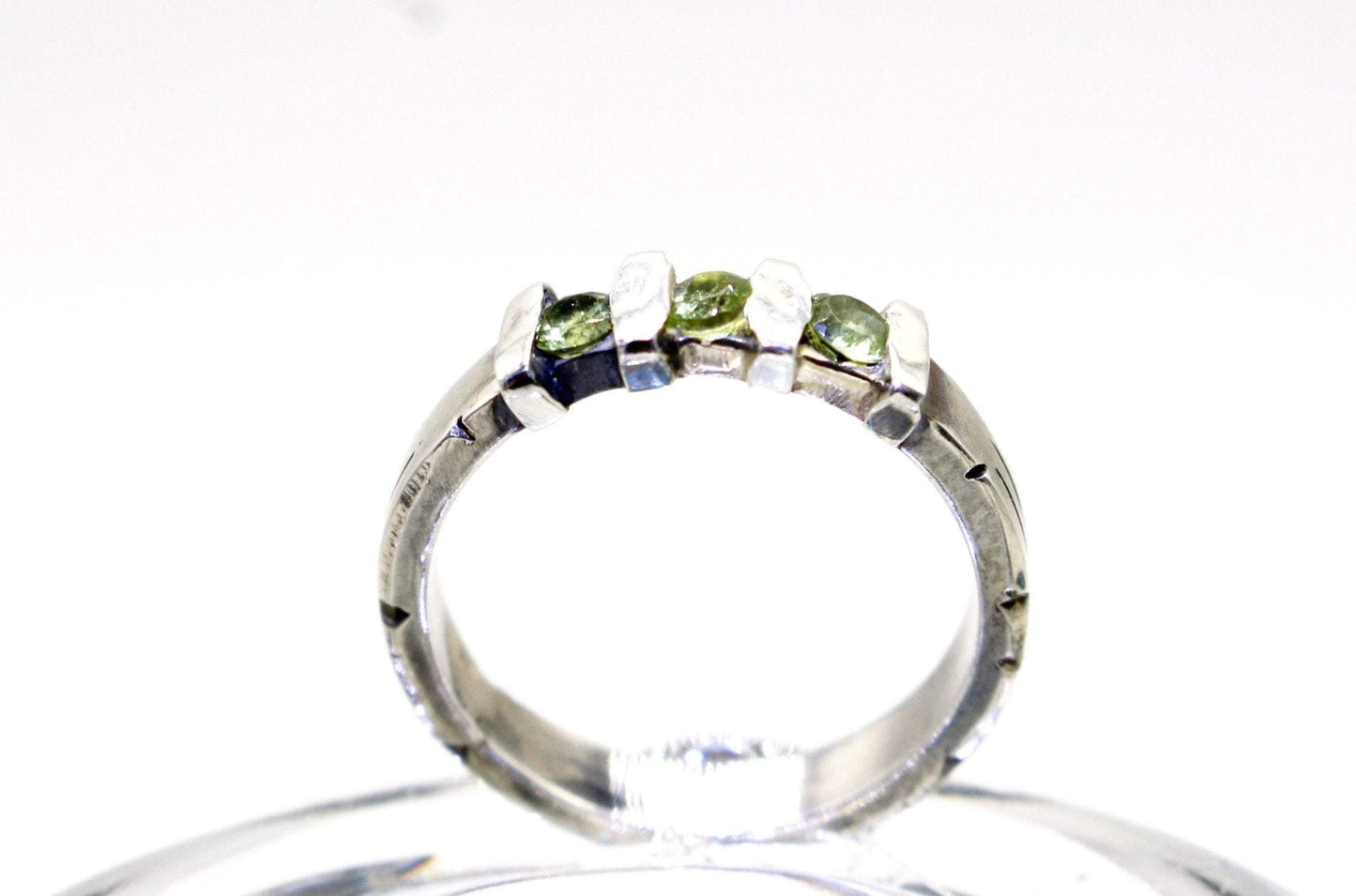 Anello in argento con pietre verdi di Glimoire con design elegante e pietre preziose verdi