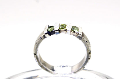 Anello in argento con pietre verdi di Glimoire con design elegante e pietre preziose verdi