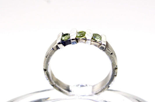 Anello in argento con pietre verdi di Glimoire con design elegante e pietre preziose verdi