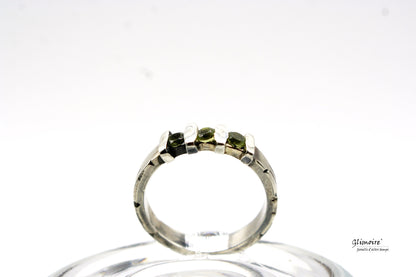 Anello in argento con pietre verdi di Glimoire elegante e raffinato per donna
