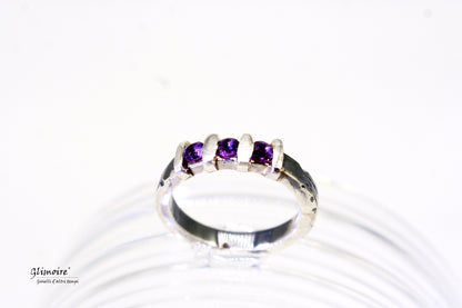 Anello in argento con pietre verdi e dettagli ametista di Glimoire su sfondo bianco