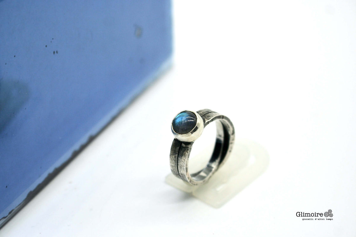 Anello in argento con texture abrasiva scavata a mano