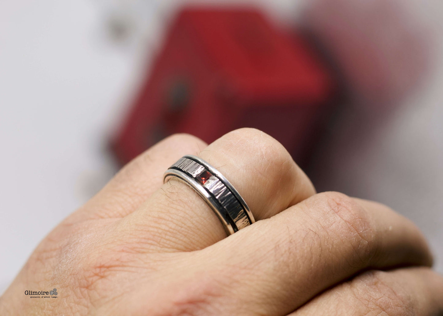 Anello maschile in argento pietra rossa granato indossato, anello a fascia martellato