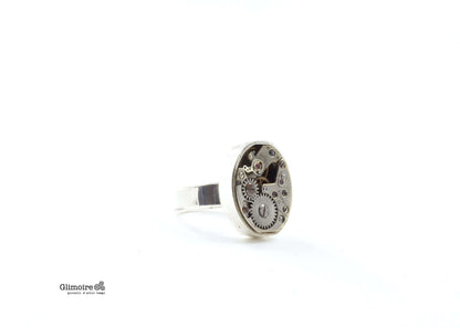 Anello meccanismo di orologio con rubini dell'orologio visibili da diverse angolazioni