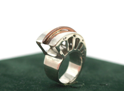 Anello metafisico moderno in metallo lucido con dettagli unici e design elegante