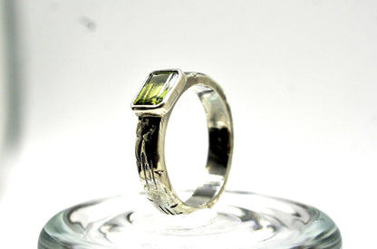 Anello pietra verde rettangolare Glimoire con design intrecciato in argento lucido