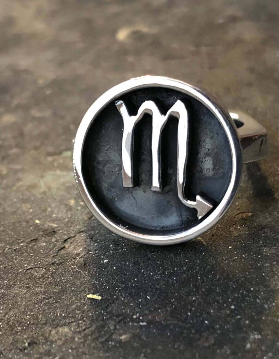 Anello Glimoire con simbolo dello Scorpione in metallo argentato su fondo scuro