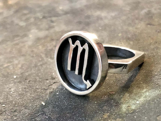 Anello Glimoire in argento con simbolo zodiacale dello Scorpione in rilievo