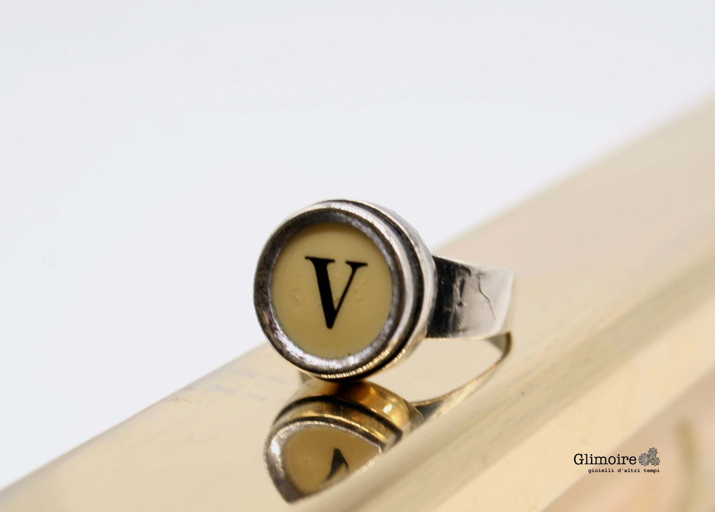 Anello in argento con tasto di macchina da scrivere.