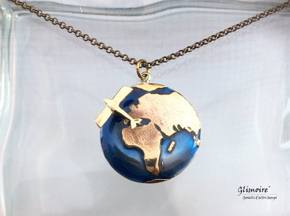 Collana viaggio aereo artigianale Glimoire con pendente a forma di mappamondo e aereo in metallo dorato