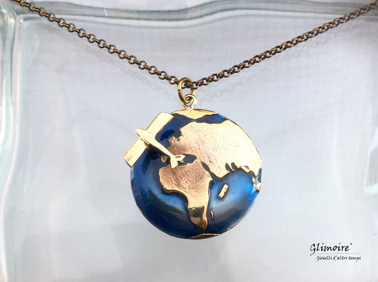 Collana viaggio aereo artigianale Glimoire con pendente a forma di mappamondo e aereo in metallo dorato
