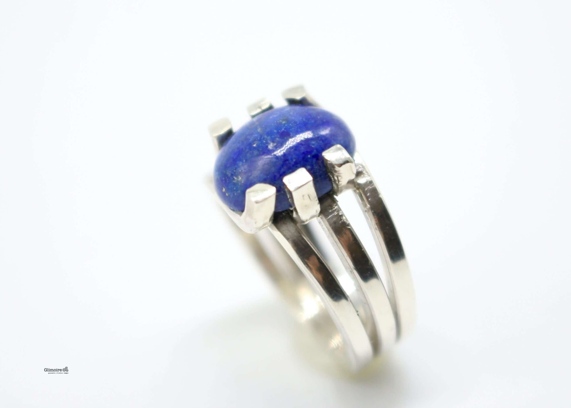 Anello Glimoire in argento con cabochon lapislazzuli blu e montatura a griffe su fascia tripla